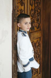 Sesión de fotos de comunión en jardín Niño de comunión posando al aire libre Fotografía de comunión