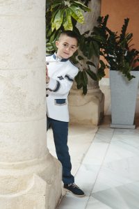 Sesión de fotos de comunión en jardín Niño de comunión posando al aire libre Fotografía de comunión