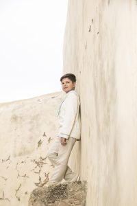 Sesión de fotos de comunión en jardín Niño de comunión posando al aire libre Fotografía de comunión