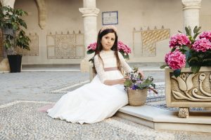 Sesión de fotos de comunión en jardín Niño de comunión posando al aire libre Fotografía de comunión