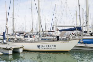 Sesión de fotos de comunión en jardín Niño de comunión posando al aire libre Fotografía de comunión