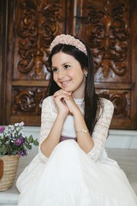 Sesión de fotos de comunión en jardín Niño de comunión posando al aire libre Fotografía de comunión