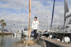 Sesión de fotos de comunión en jardín Niño de comunión posando al aire libre Fotografía de comunión
