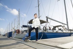Sesión de fotos de comunión en jardín Niño de comunión posando al aire libre Fotografía de comunión