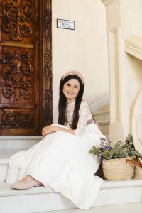 Sesión de fotos de comunión en jardín Niño de comunión posando al aire libre Fotografía de comunión