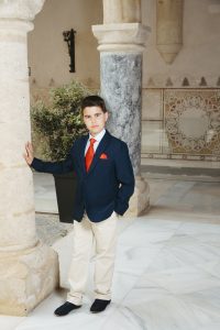 Sesión de fotos de comunión en jardín Niño de comunión posando al aire libre Fotografía de comunión